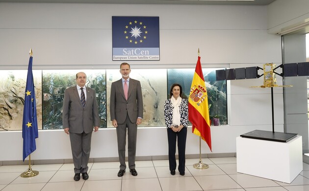 Su Majestad el Rey acompañado de la Ministra de Defensa y el director del Centro de Satélites de la Unión Europea
