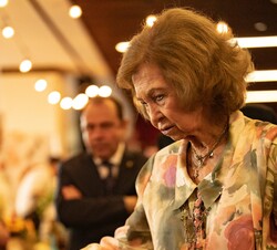 Doña Sofía observa algunos de los productos expuestos en los stands de la Spain Fusión Texas 2023