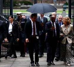 Su Majestad la Reina Doña Sofía a su llegada a la iblioteca Julia Ideson de Houston