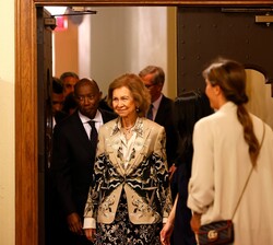 La Reina Doña Sofía accede a la Biblioteca Julia Ideson