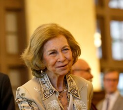 Doña Sofía conversa con los asistentes al acto
