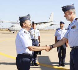 Don Felipe recibe el saludo del jefe de Estado Mayor del Ejército del Aire y del Espacio, el general Javier Salto Martínez-Avial, a su llegada al Aero