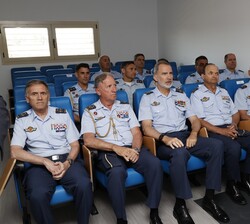 Don Felipe acompañado por las autoridades militares en un momento del acto 