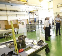 El Rey en un momento de la visita a los talleres