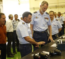 Su Majestad el Rey recibe explicaciones durante su recorrido por los talleres