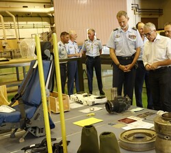El Rey Don Felipe recibe explicaciones durante su recorrido por las instalaciones