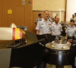 El Rey Don Felipe observa una de las hélices durante su recorrido por el taller