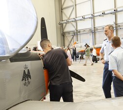 Don Felipe observa uno de los aviones que se encuentra en reparación
