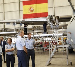 El Rey durante su recorrido por las instalaciones