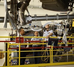 Don Felipe observa uno de los aviones que se encuentra en mantenimiento