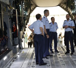 El Rey Don Felipe en la bodega del Airbus A400M acompañado por el personal de la zona militar del Aeropuerto de San Pablo de Sevilla