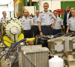 Don Felipe observa unos de los motores que se encuentra en uno de los edificios del Acuartelamiento Aéreo de Tablada