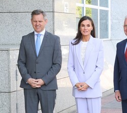 La Reina su llegada al Hotel Rafaelhoteles de Madrid junto al ministro de Sanidad, José Manuel Miñones, y al presidente de la Confederación Salud Ment