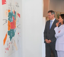 Doña Letizia visita la exposición sobre el 40 aniversario de la Confederación Salud Mental España