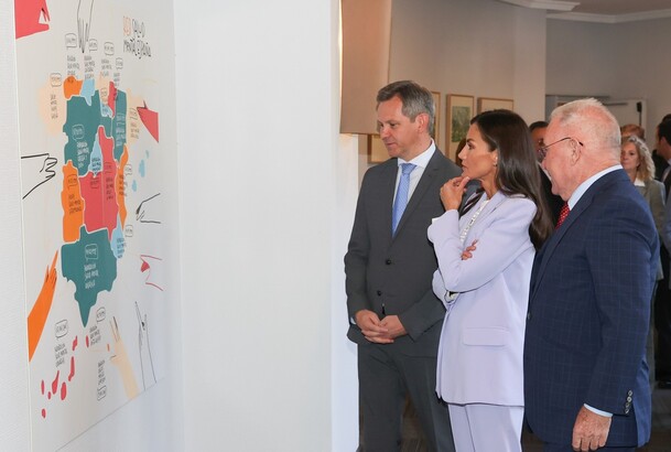 Doña Letizia visita la exposición sobre el 40 aniversario de la Confederación Salud Mental España