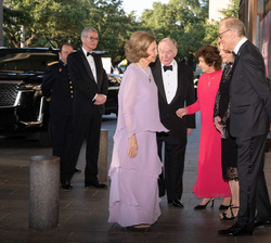 Su Majestad la Reina Doña Sofía es recibida por el presidente y consejo delegado del Queen Sofía Spanish Institute, la cónsul general de España en Hou