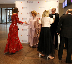 Su Majestad la Reina Doña Sofía recibe el saludo de los principales asistentes a la gala