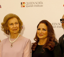 Su Majestad la Reina Doña Sofía a su llegada a la gala junto a los premiados la cantante Gloria Estefan y el productor Emilio Estefan