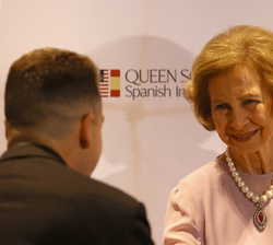 Su Majestad la Reina Doña Sofía recibe el saludo de los principales asistentes a la gala