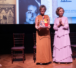 Su Majestad la Reina Doña Sofía tras hacer entrega del "Premio Sophia 2023" a Mari Carmen Ramírez