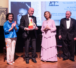 Su Majestad la Reina Doña Sofía tras hacer entrega del "Premio Sophia 2023" a Ignacio Torras