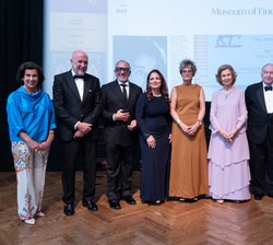 Fotografía de grupo de Su Majestad la Reina Doña Sofía con las personalidades asistentes y los galardonados