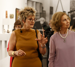 Doña Sofía acompañada de Mari Carmen Ramírez, durante el recorrido por las galerías latinoamericanas