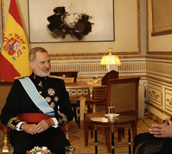 Su Majestad el Rey conversa con el embajador del Estado de Emiratos Árabes Unidos, Omar Obaid Mohamed Alhesan Alshamsi, tras recibir las Cartas Creden