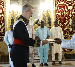 Su Majestad el Rey recibe en el Palacio Real de Madrid las Cartas Credenciales del embajador de la República de Gambia, Noah Touray