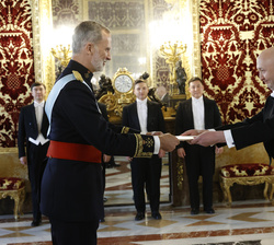 Su Majestad el Rey recibe en el Palacio Real de Madrid las Cartas Credenciales del embajador de la República de Kazajstán, Danat Mussayev