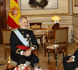 Su Majestad el Rey conversa con el embajador de la República de Kazajstán, Danat Mussayev, tras recibir las Cartas Credenciales