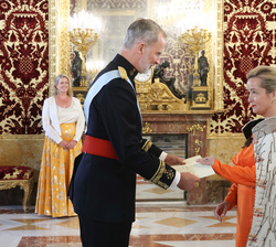 Su Majestad el Rey recibe en el Palacio Real de Madrid las Cartas Credenciales de la embajadora de Nueva Zelanda, Tara Deborah Morton