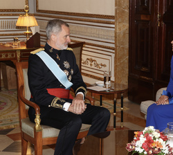 Su Majestad el Rey conversa con la embajadora de la República Bolivariana de Venezuela, Coromoto Godoy Calderón, tras recibir las Cartas Credenciales