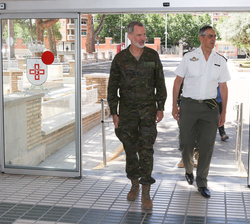 Su Majestad el Rey acompañado del director del hospital General de la Defensa "Orad y Gajías", general de brigada Juan Lara