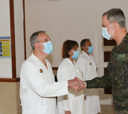 Su Majestad el Rey recibe el saludo del equipo médico del hospital