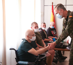Su Majestad el Rey saluda a los combatientes ucranianos, civiles y militares, que se recuperan en España