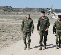 Su Majestad el Rey a su llegada junto al jefe del Estado Mayor del Ejército de Tierra, general de ejército Amador Fernando Enseñat y el jefe de la Div
