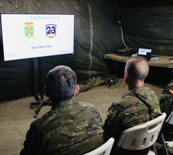 Su Majestad el Rey en el Puesto de Mando de la Agrupación Táctica de Asalto Aéreo donde tuvo lugar la presentación del ejercicio disuasorio "Swif