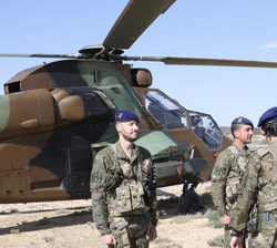 Su Majestad el Rey conversa con la tripulación de un helicóptero de ataque EC-665 "Tigre" que participa en el ejercicio