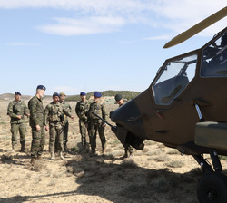 Su Majestad el Rey conversa con la tripulación de un helicóptero de ataque EC-665 "Tigre" que participa en el ejercicio