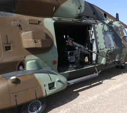 Su Majestad el Rey observa un helicóptero NH90 "Caimán" que participa en el ejercicio