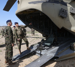 Su Majestad el Rey observa el interior de un helicóptero CH-47 "Chinook" que participa en el ejercicio