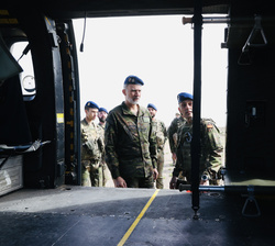 Su Majestad el Rey observa el interior de un helicóptero AS-532 "Cougar" (Casualty Evacuation / Personnel Recovery) que participa en el ejer