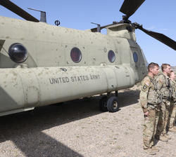 Su Majestad el Rey conversa con la tripulación de un helicóptero CH-47 de los Estados Unidos participante en el ejercicio