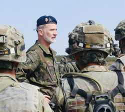 Su Majestad el Rey conversa con militares de las unidades de superficie que participan en el ejercicio