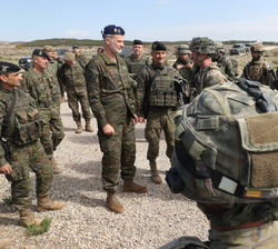 Su Majestad el Rey conversa con militares de las unidades de superficie que participan en el ejercicio