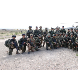 Fotografía de grupo de Su Majestad el Rey con militares de las unidades de superficie que participan en el ejercicio