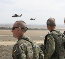 Su Majestad el Rey observa la primera oleada del Asalto Aéreo