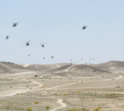 Helicópteros en vuelo de la primera oleada del Asalto Aéreo