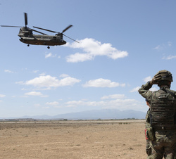 Su Majestad el Rey durante el aterrizaje de un helicópteros CH-47 "Chinook" en el Aeródromo Militar de Ablitas